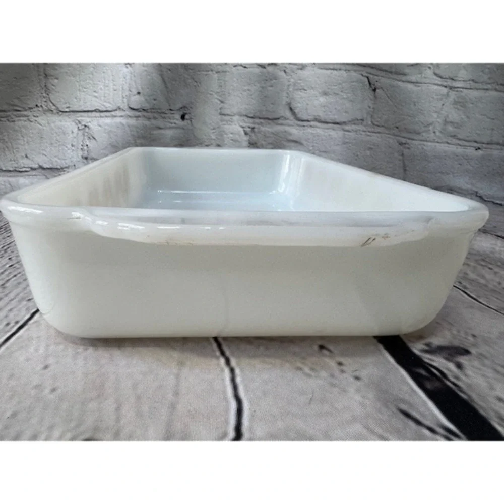 Fire King ANCHOR HOCKING Casserole Dish Atomic Star‎ Glow 7 X 12 Inch White Milk